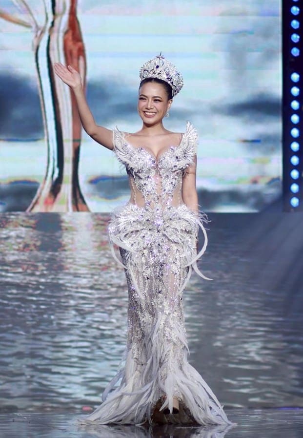 แบมบี้ สิรินโสพิศ สวมมงกุฎและชุดราตรีสีเงินบนเวที
