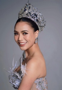 แบมบี้ สิรินโสพิศ ภาพมงกุฎและชุดราตรีสีเงิน