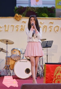 แบมบี้ สิรินโสพิศ ร้องเพลงถือไมโครโฟนบนเวที