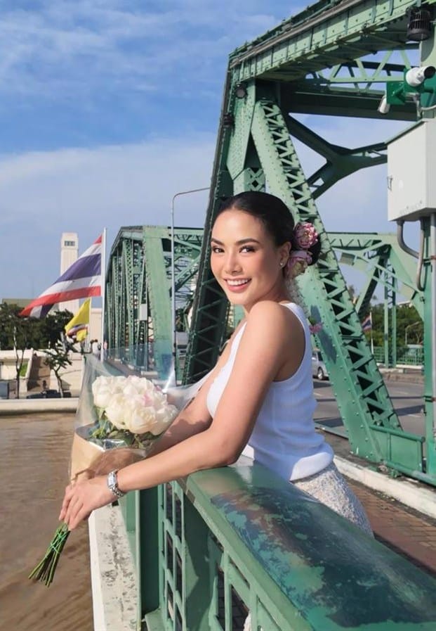 แบมบี้ สิรินโสพิศ ถือดอกไม้บริเวณสะพาน